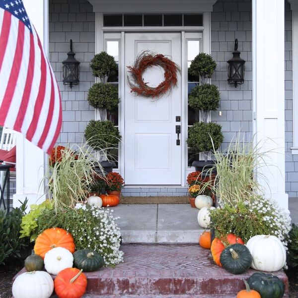 front-porch-step-decor-pumpkins-mums