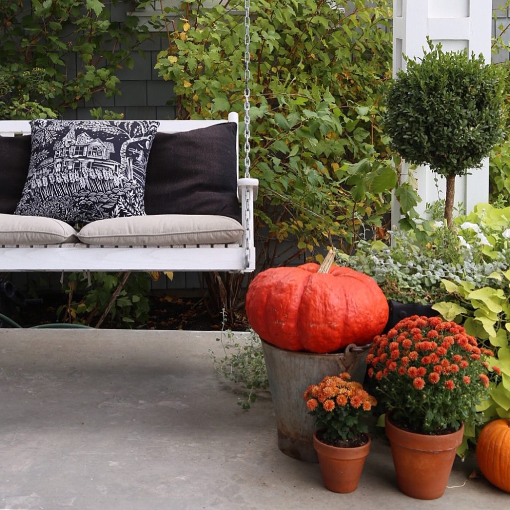 halloween-haunted-house-pillows